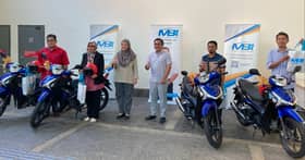 Pemenang hadiah utama jelajah bantu rakyat terima hadiah motosikal