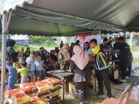 Wakil rakyat Balakong bekalkan beg kepada pengunjung jualan murah