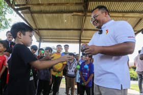 MB tertarik gelagat kanak-kanak main sepak takraw, lato-lato