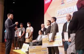 Raja Muda confers entrepeneurial icon awards onto disabled traders