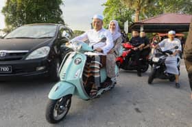 MB, isteri bermotosikal nikmati sarapan di Kampung Delek