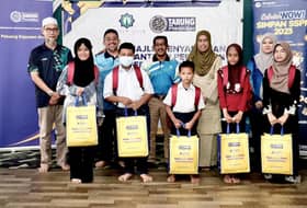 PTPTN serah bantuan sekolah kepada anak yatim seliaan YIDE