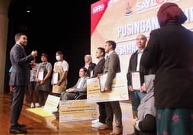 Raja Muda berkenan nobatkan tiga peniaga OKU sebagai ikon usahawan