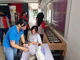 44 pelajar B40 di DUN Sentosa terima cermin mata percuma