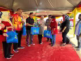 Over 370 individuals receive basic food packs from Yayasan Mesra Selangor