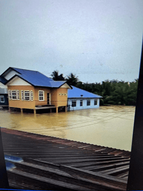 Sekeluarga terperangkap atas bumbung rumah akibat banjir, berada dalam kesejukan