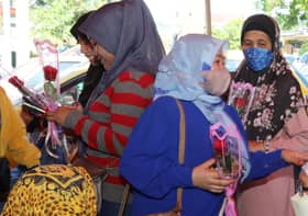 DUN Hulu Kelang hargai wanita, agih bunga kepada pengunjung jualan murah