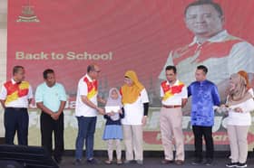 DUN Sabak agih baucar bantuan sekolah, sah guna beli kelengkapan raya