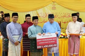 Selangor Sultan receives over RM7 mln in business zakat for the state