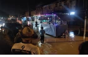 Kumpul duit kahwin, peniaga burger di Mersing buka gerai walau tapak dilimpahi air