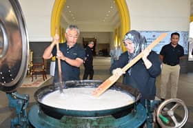 1,500 packets of Bubur Lambuk with royal touch distributed to people