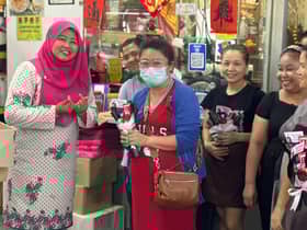 PKM DUN Pandan Indah edar bunga mawar sempena sambutan Hari Wanita Sedunia