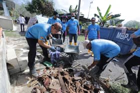 Anwar directs ministry machinery to help in Johor post-flood works, extra RM150 mln allocated
