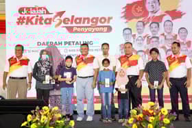 Ibu tunggal bersyukur, bantuan ringan beban sedia kelengkapan anak ke sekolah