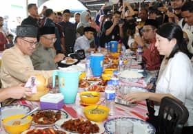 Peniaga medan selera bangga PM, MB sudi nikmati nasi campur