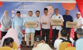 Warga emas terharu, menitiskan air mata ketika terima Bakul Rahmah