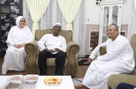 MB visits football legend ailing with lung cancer