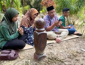 MB visits graves of father, grandmother for Aidilfitri
