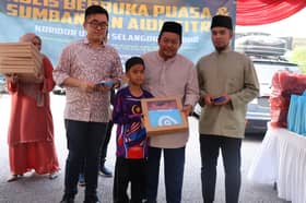 Kusel sumbang kelengkapan raya buat warga emas, anak yatim