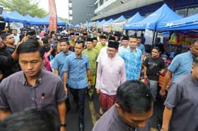 PM accepts fast-breaking tidbits from traders, photo requests during PKNS bazaar visit