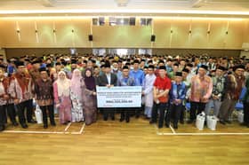 Kenang jasa, bantu pentadbir masjid buat persiapan raya