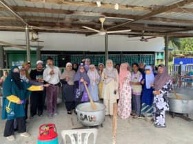 PWB DUN Bukit Melawati gotong-royong masak tiga kawah bubur lambuk, agih kepada penduduk