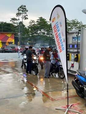 300 penunggang motosikal terima sumbangan petrol percuma DUN Batang Kali