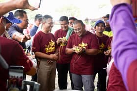 MB weaves ketupat, makes lemang during Klang Aidilfitri open house prepping