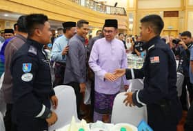PM Anwar breaks fast with JPM staff, frontliners