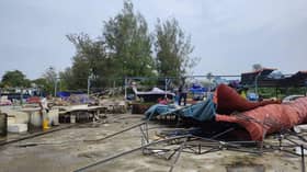 Medan selera, gerai rosak dilanda ribut, MPKS jalankan kerja pembersihan