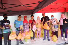 DUN Pandan Indah agih ayam, bahan masakan sempena Aidilfitri