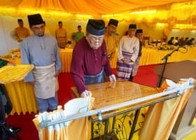 Sultan rasmi Masjid Al-Ma’arufiah Parit Baru, solat tarawih bersama rakyat