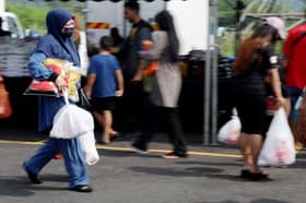 Cuaca panas: Guna pelitup muka, payung elak kesan langsung jerebu