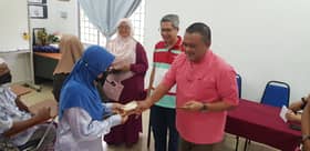 300 keluarga DUN Taman Templer terima duit raya, barang keperluan