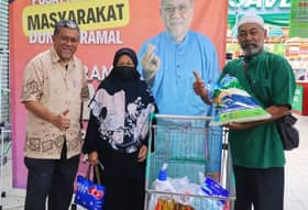 Sungai Ramal residents receive RM200 Aidilfitri shopping vouchers