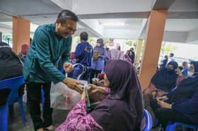 130 keluarga Flat Kelompok Camar terima bakul makanan, duit raya