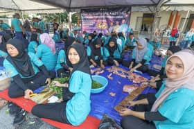 Rendang, sup dan ayam golek menu dimasak 200 petugas Rewang Sekampung