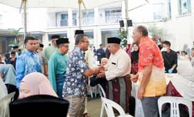 கோம்பாக்கில் மூன்று நோன்புப் பெருநாள் பொது உபசரிப்புகளில் மந்திரி புசார் பங்கேற்றார்