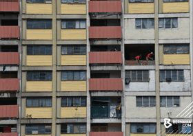 Dinding bilik tercabut diterbangkan angin, suami isteri tidak sempat selamatkan barangan