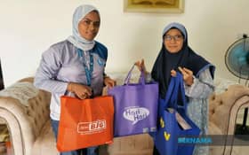 Widow of TV3 cameraman receives conbtributions under Kasih@HAWANA Fund initiative