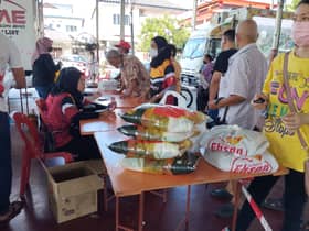 Penduduk DUN Bandar Utama beratur awal dua jam, 350 ayam habis sejam di jualan murah