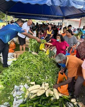 Satu tan sayur, 200 kasut diberi percuma kepada pengunjung jualan murah
