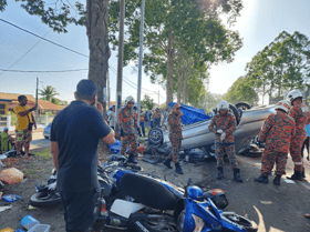 Kereta rempuh gerai nasi lemak, tiga kritikal, enam cedera