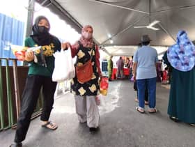 Jualan murah: Pengunjung beratur seawal 7 pagi, 400 ekor ayam habis tempoh sejam