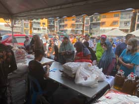 400 ayam, 300 papan telur habis kurang sejam di jualan Taman Templer
