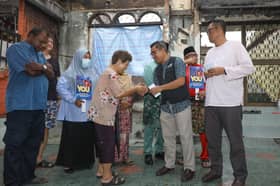 MBI, MBPJ donate RM6,000, dry goods to four fire victims and families