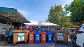 UPM, KDEBWM prepare bins to encourage Taman Idaman Murni residents to recycle