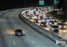 Aliran trafik lancar di beberapa lebuh raya menghala keluar dari Lembah Klang