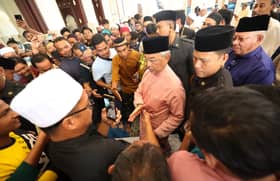 King performs Friday prayers at Masjid Sri Sendayan