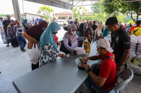 OKU, warga emas syukur dapat berjimat beli barang dapur di jualan murah